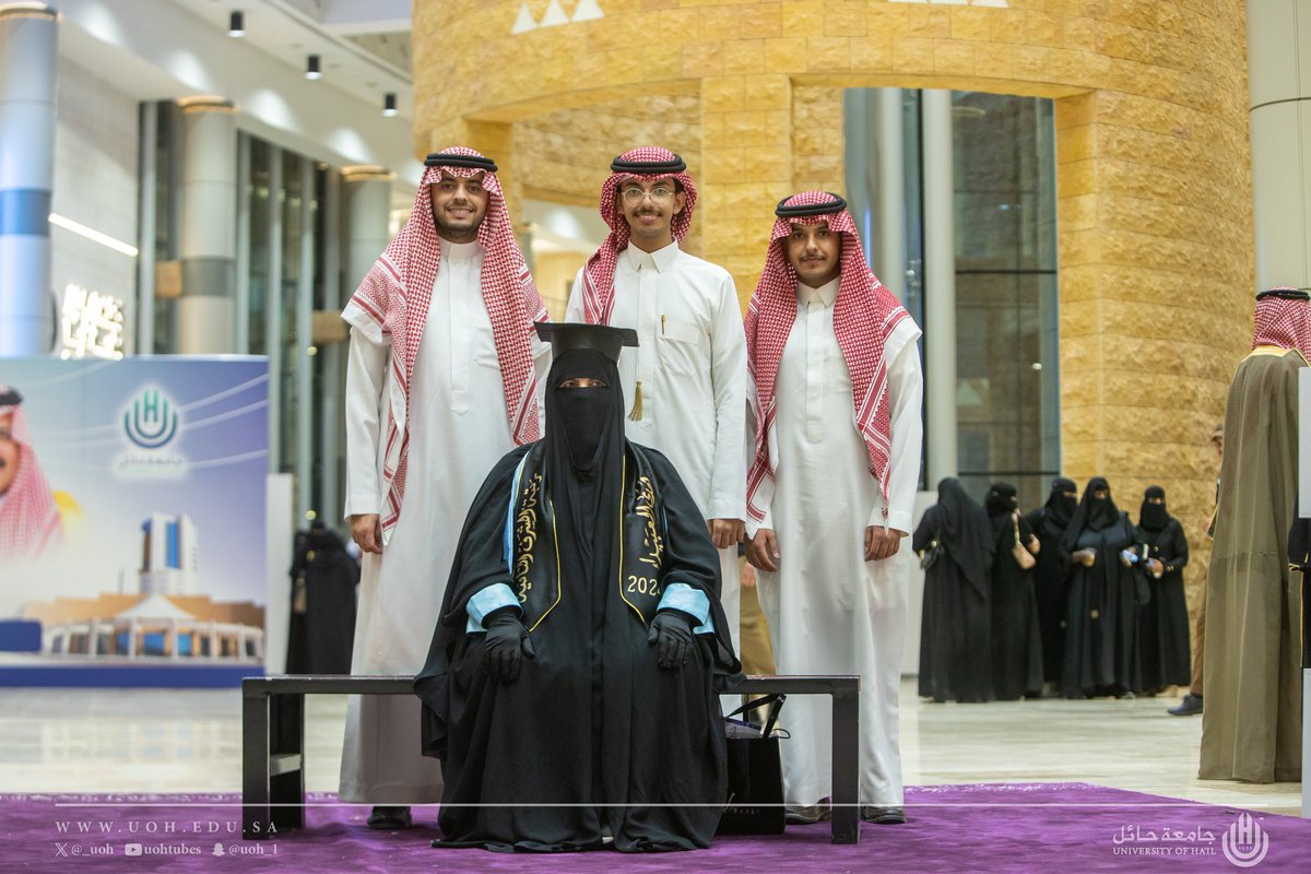 "هدى العبيداء" أكبر خريجة جامعية بمرتبة الشرف من جامعة حائل، برفقة أبناءها.

-