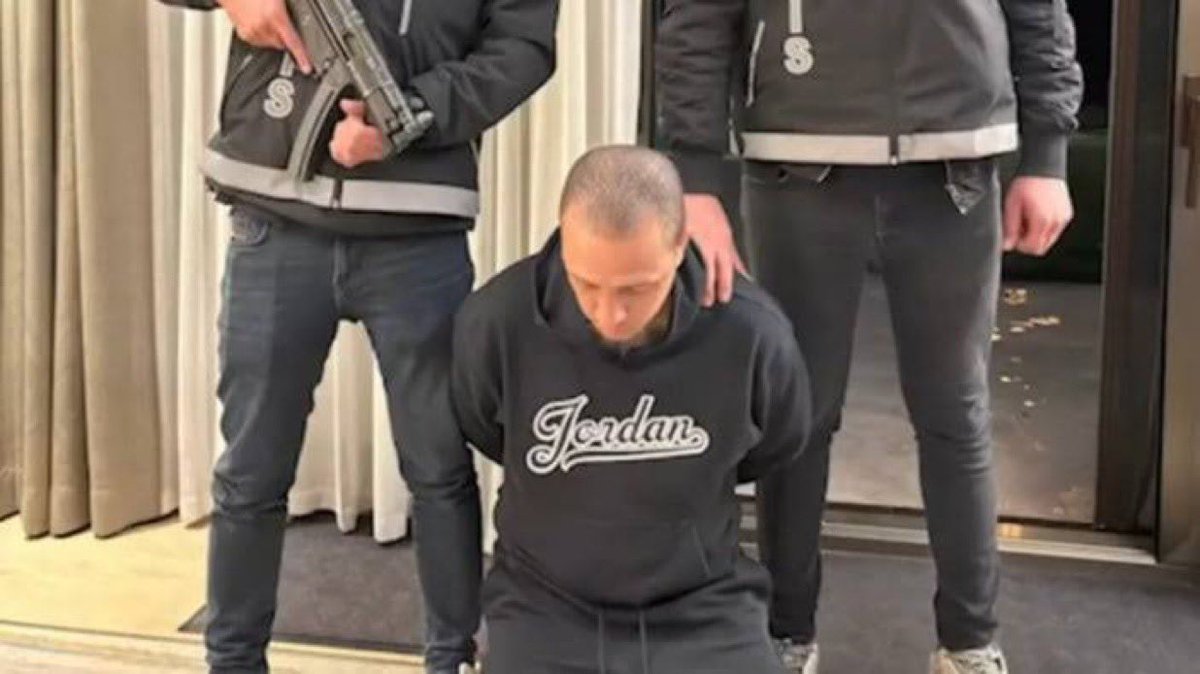 Uyuşturucu ticareti ve kara para aklama suçlarından kırmızı bültenle aranan Sead Dedeic ile Marciano Eugene Ruimwijk, İstanbul'da yakalandı.