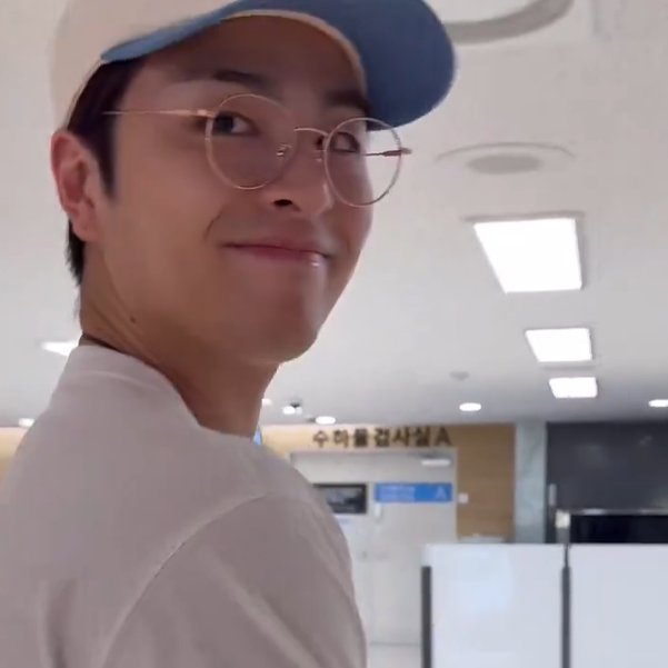 kookiesjh's tweet photo. he is so bf coded!! maybe i should beg https://t.co/UcOrkSIJtm