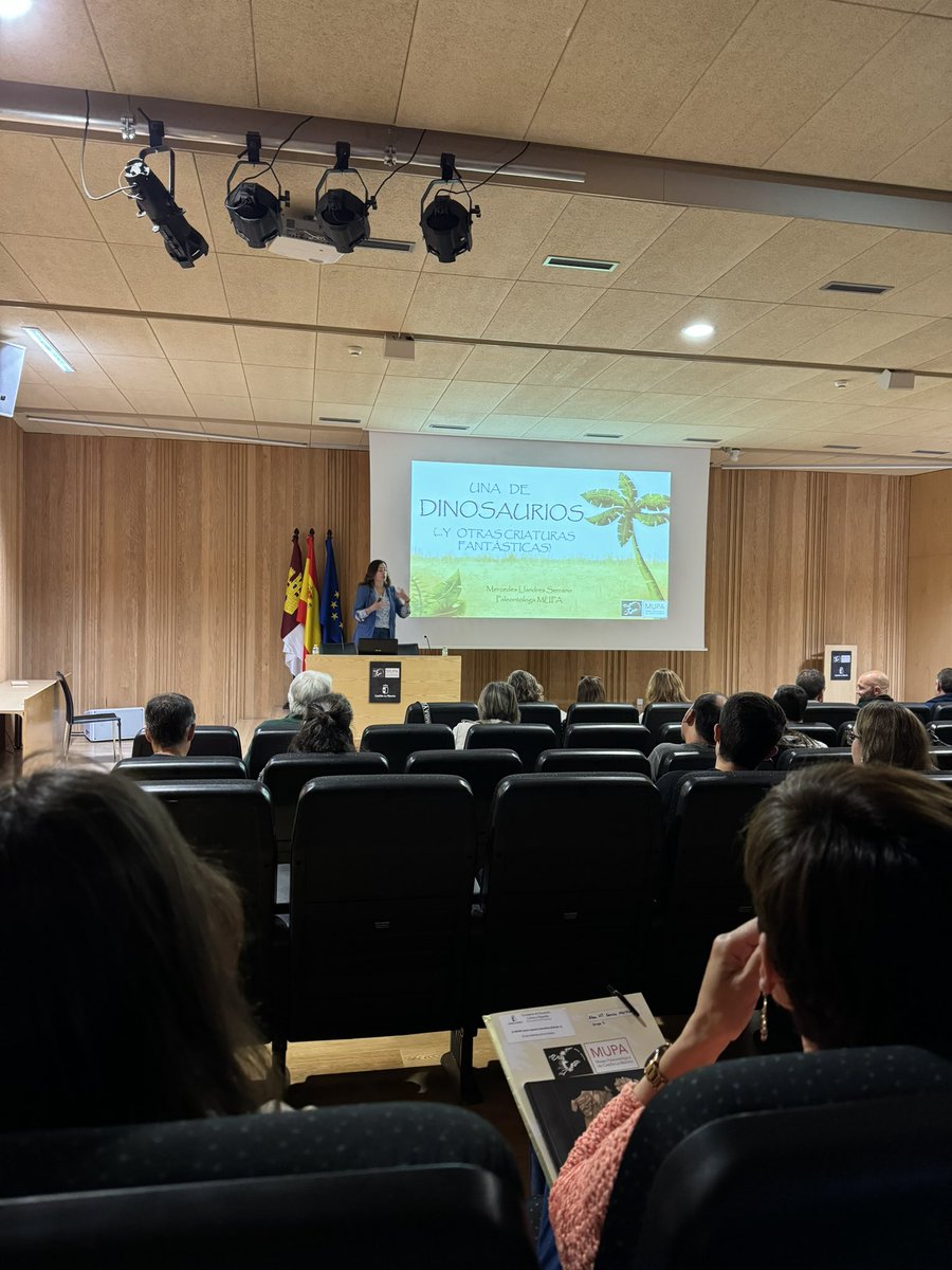 Una de dinosaurios para comenzar las Jornadas de Formación Docente del <a href="/MuPaclm/">Museo de Paleontología de Castilla-La Mancha</a> con <a href="/MLlandres/">Mercedes Llandres</a> 🦕☕️