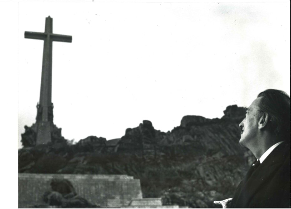 Un genio admirando una genialidad.

Extraordinaria fotografía de la visita de Salvador Dalí al Valle de los Caídos.

(Archivo fotográfico de Juan Gyenes)