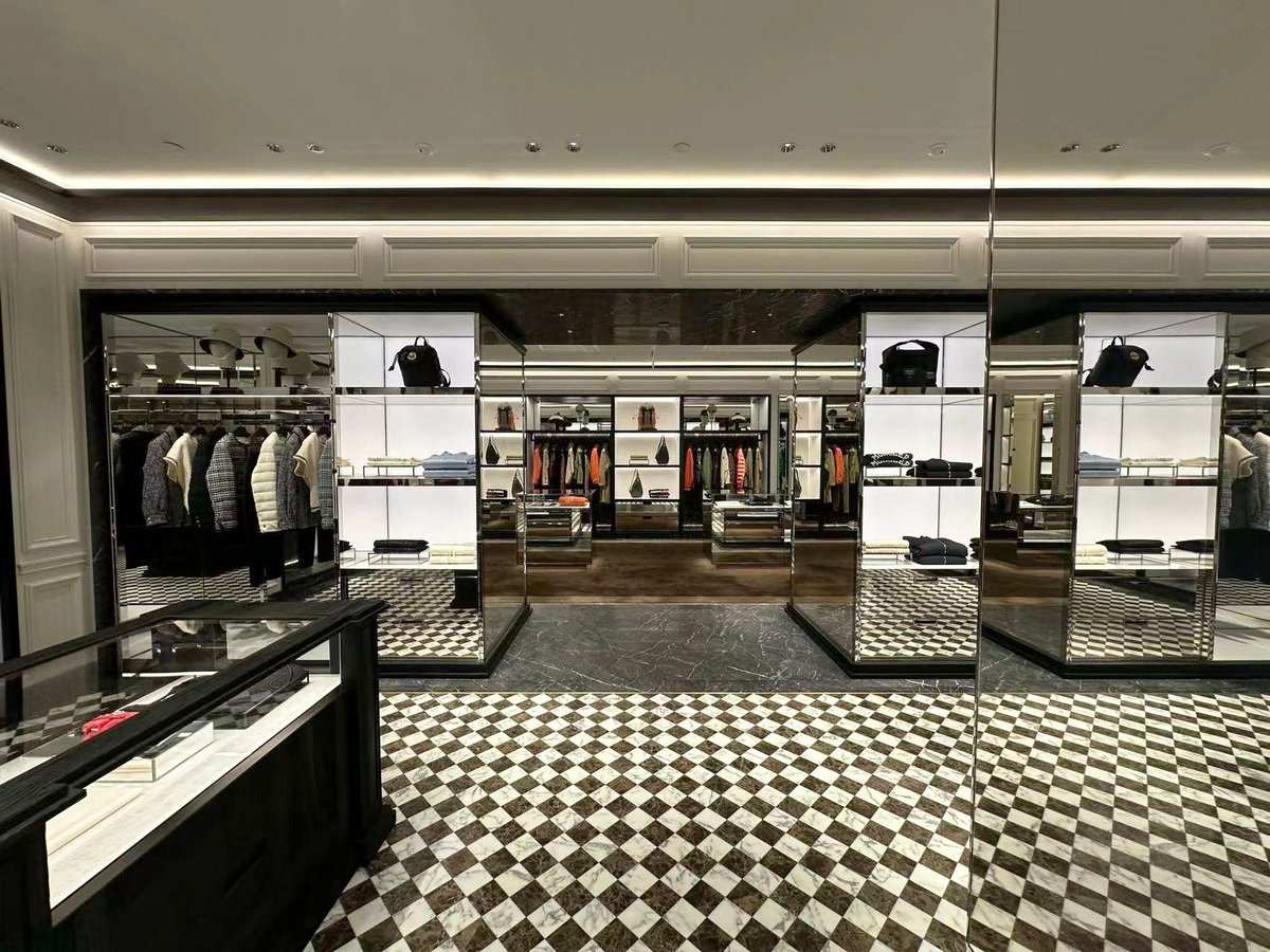 DesignBaseline's tweet photo. @moncler's stunning #travelretail boutique in Singapore Airport elevates the brand's global presence. Our talented #lightingdesigner Shirley crafted an inviting ambiance that beautifully showcases Moncler's exquisite products. Proud to be #Moncler's trusted #lighting partner! https://t.co/hAIJiughTB