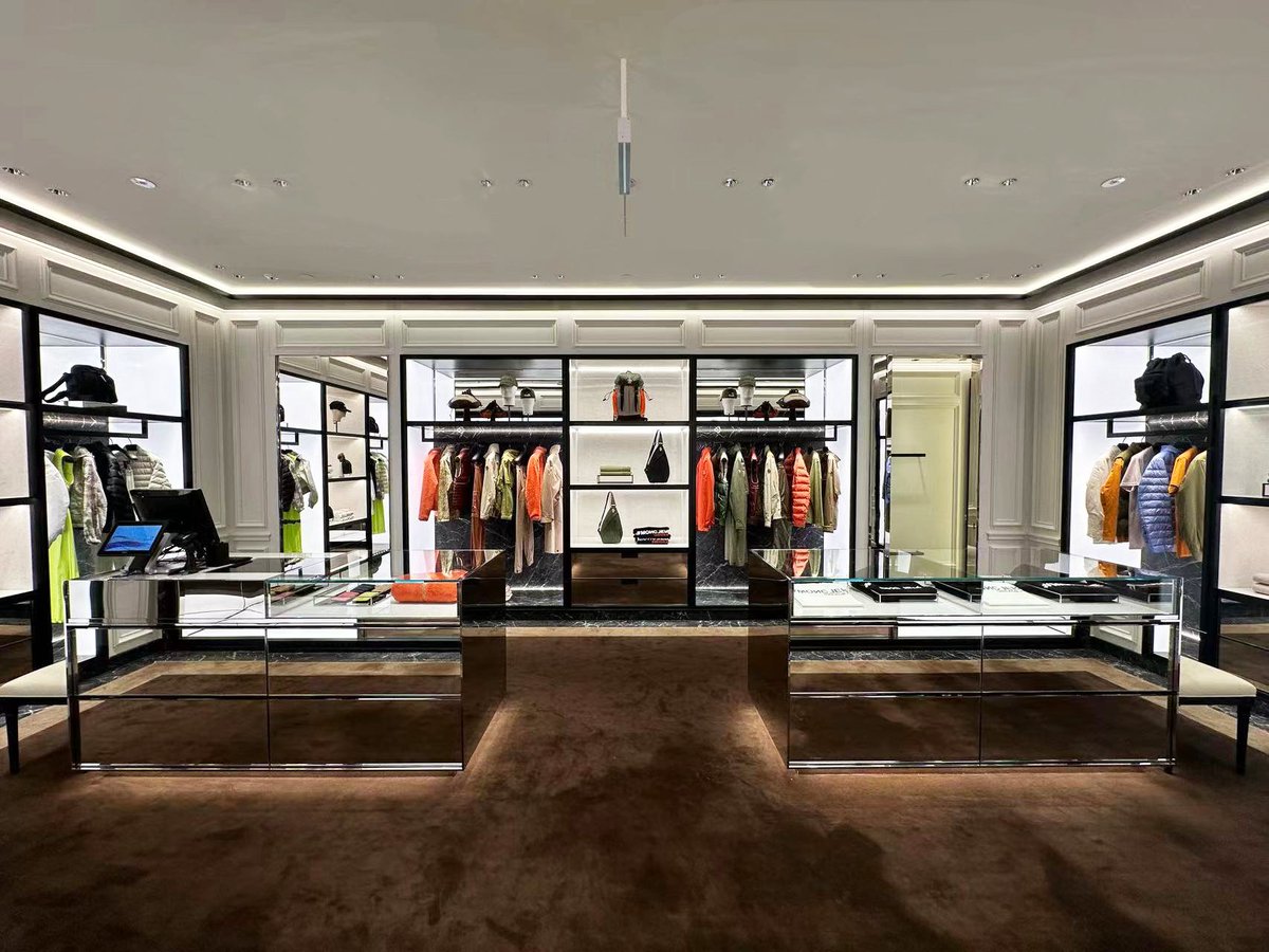 DesignBaseline's tweet photo. @moncler's stunning #travelretail boutique in Singapore Airport elevates the brand's global presence. Our talented #lightingdesigner Shirley crafted an inviting ambiance that beautifully showcases Moncler's exquisite products. Proud to be #Moncler's trusted #lighting partner! https://t.co/hAIJiughTB