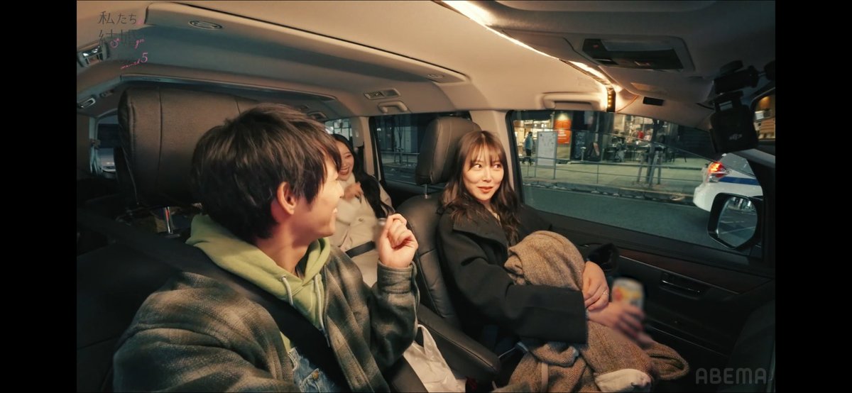 konbanwaaahooi's tweet photo. たぁちゃん運転しながらでも停車中は相手の顔見て話したり、会話も回したり些細な気遣いがとっても多い🥰
それでワゴン車や外車（左ハンドルで海外の道路）も運転もさらっとできちゃうし本当なんでも出来る人だね🥹💘
 #私たち結婚しました  #たかみる https://t.co/sg2AatT7eI