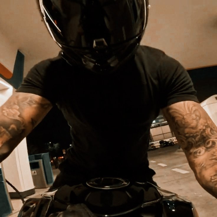 ㅤ

¿Alguien para montarla en la moto?

ㅤ