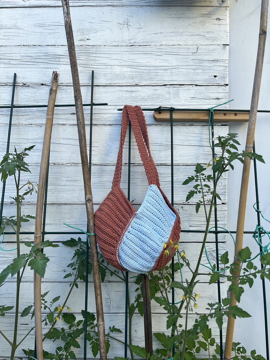 Demmi_08's tweet photo. Ciao! Qui per dire che poco tempo fa ho deciso di aprire una pagina in cui potete trovare quello che realizzo all’uncinetto! 

Mi piacerebbe realizzare anche cappellini e borse su commissione, quindi se siete interessati/e potreste passare a dare un’occhiata 🤍
Grazie! 🌸 https://t.co/zobc3zdRCr