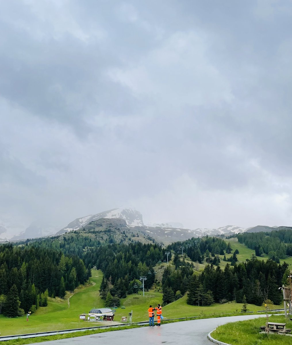 BECUEManon's tweet photo. Les équipes Orange préparent le #TDF2024 dans les #Alpes 🚵🤩
#telecom https://t.co/fLLeLtr34g
