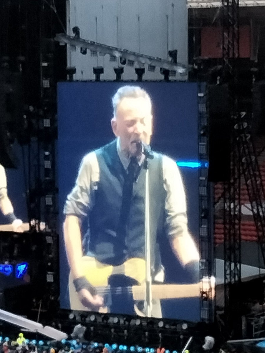 kayenich's tweet photo. Thank you @AbsoluteRadio90 and the #daveberry breakfast show for our tickets to see #theboss last night at the @StadiumOfLight  it was a truly amazing night !!! https://t.co/XN1iPhdgr6