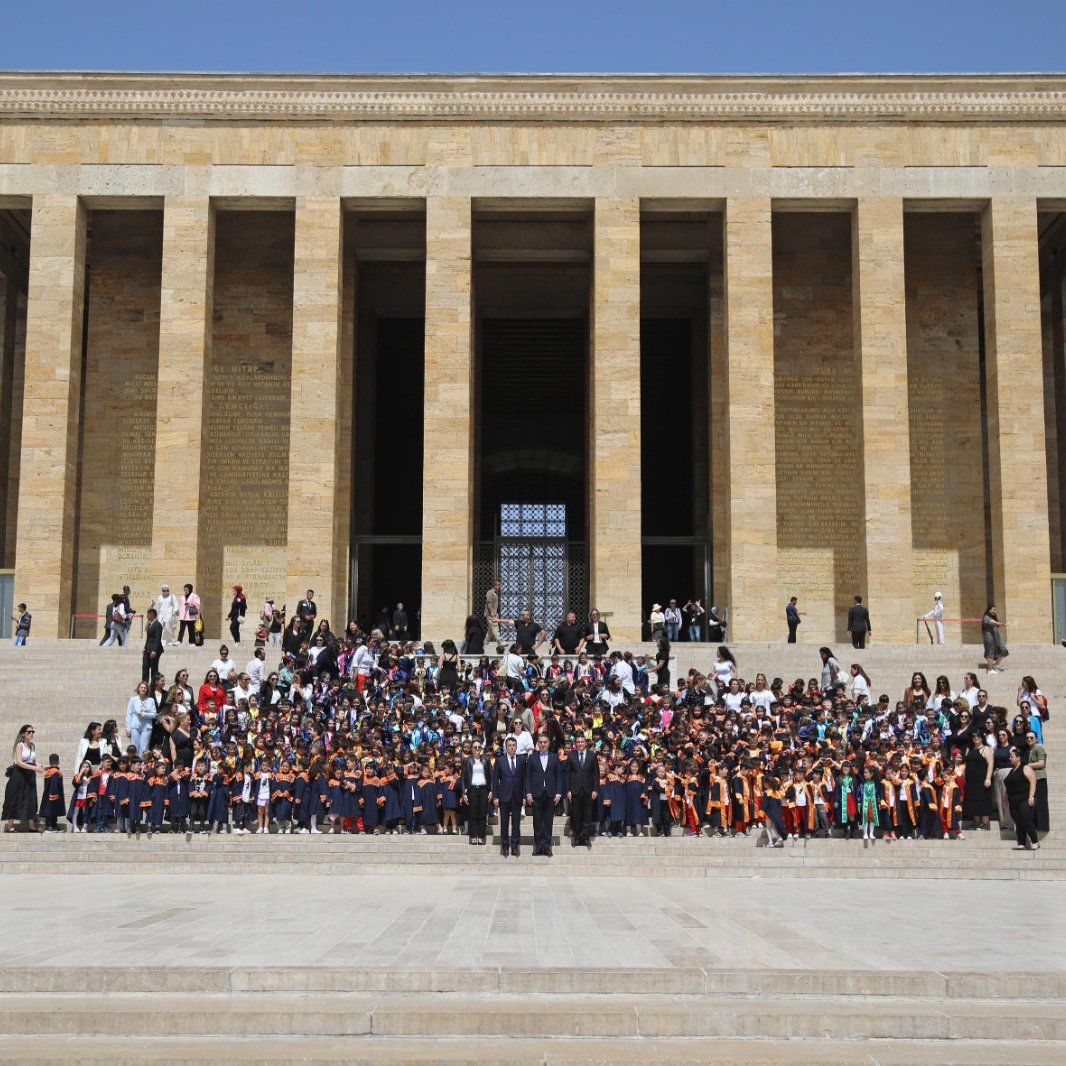 Çankaya Belediyesi kreşlerinden mezun olan 468 çocuk mezuniyet töreninde Anıtkabir’i Ziyaret etti.