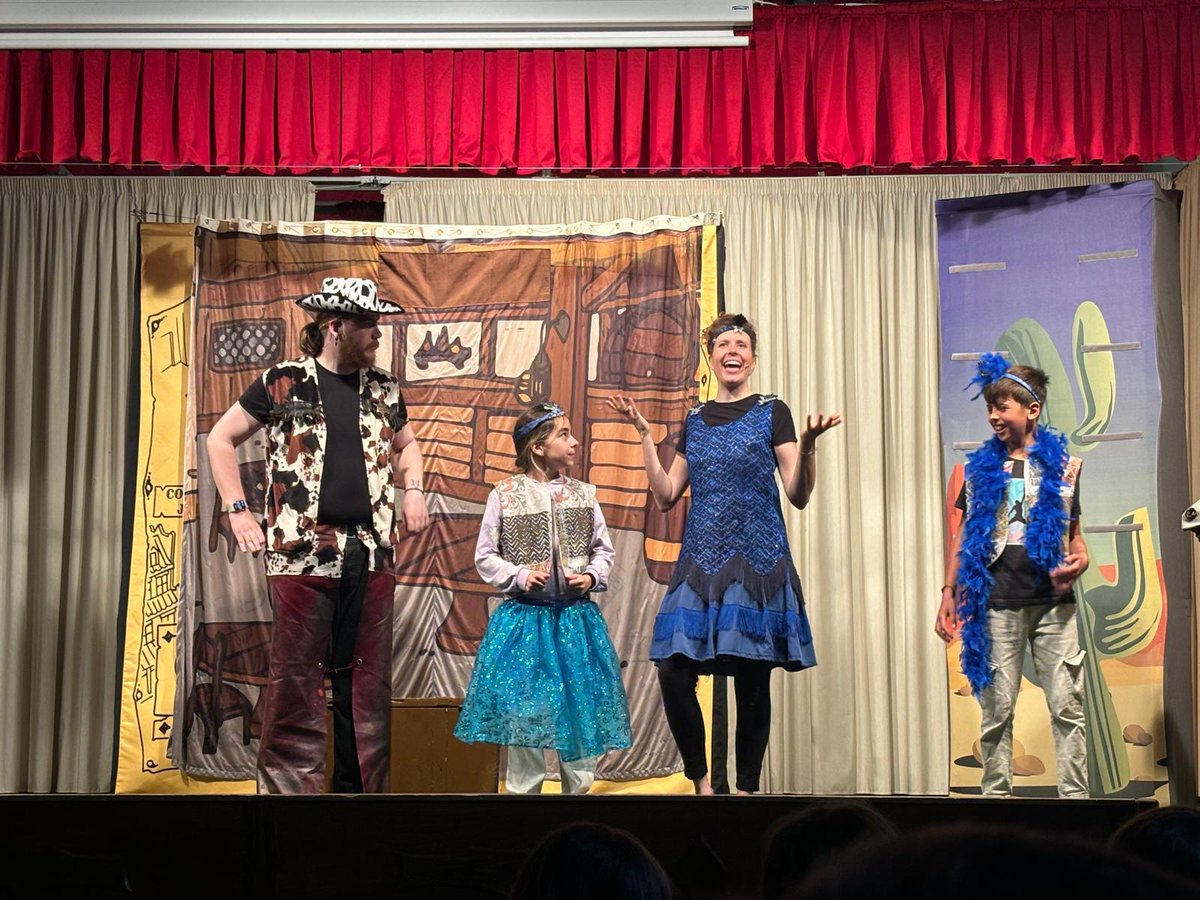 ceipmirobriga's tweet photo. Ayer disfrutamos de dos obras de teatro en inglés.
El alumnado de primaria se lo pasó en grande con princesas, dragones y el salvaje oeste. #mirobits https://t.co/gix36B6ebt