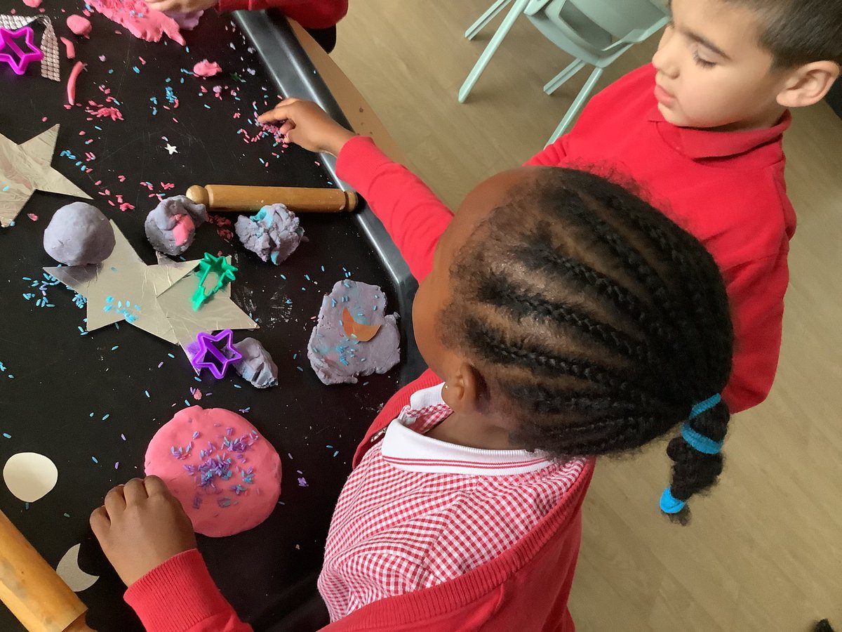 Rowan class had great fun making ice cream play dough this week but we felt like it was time for a change. Yesterday some children started making the solar system out of the play dough, and so today….! Ta da! 🪐💫⭐️☄️🌙🌏 #childledlearning