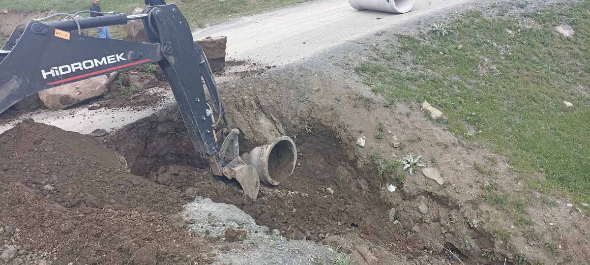 Agriozelidare's tweet photo. 📍#Hanoba ve #Balkaynak köy yolumuzda sağanak yağışların hasar verdiği noktalar ekiplerimiz tarafından giderildi. https://t.co/QcJnlXfAxb