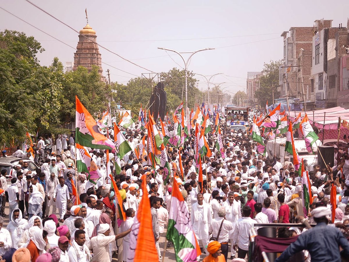 हरियाणा की सिरसा लोकसभा सीट से कांग्रेस प्रत्याशी कुमारी सैलजा के समर्थन में कांग्रेस नेता प्रियंका गांधी ने रोड शो किया। इस रोड शो में जन सैलाब उमड़ पड़ा। #loksabhaelection2024 #PriyankaGandhi @Kumari_Selja @priyankagandhi #Haryana