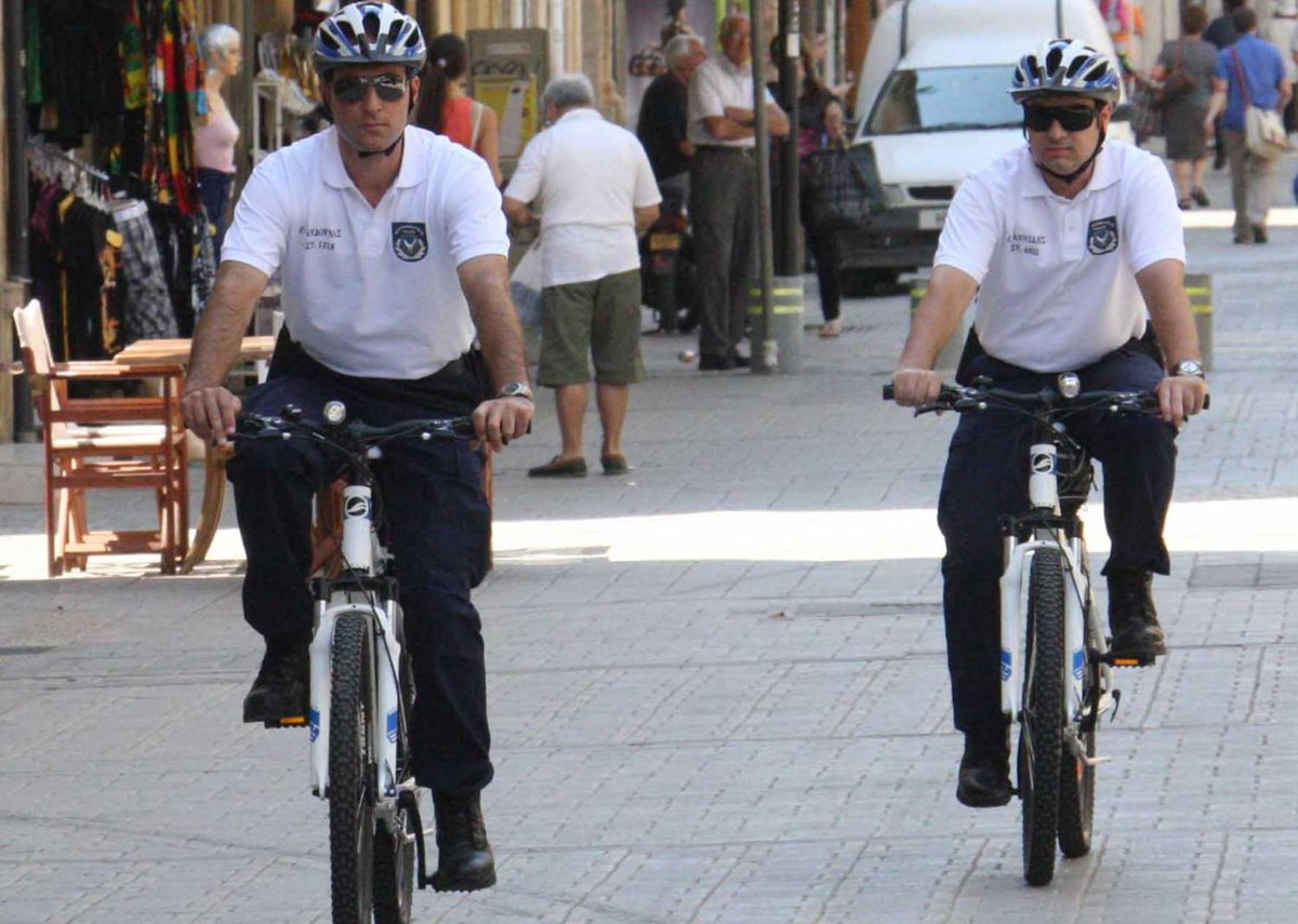Bike police arrest man with fake ID and knife cyprus-mail.com/2024/05/23/bik…