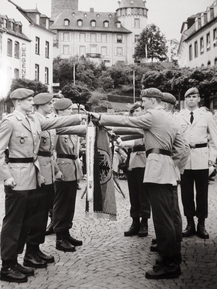 Je älter ich werde, umso mehr wird mir die Bedeutung der soldatischen Eidesformel der #Bundeswehr bewusst, und wie wichtig das #Grundgesetz als Bezugspunkt dafür ist. Auf die nächsten 75 Jahre.

Das Bild zeigt ein öffentliches Gelöbnis in Mayen - vermutlich im Jahr 2000.