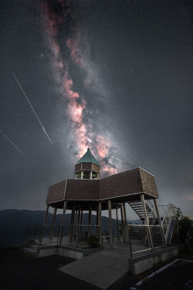 星降る展望台が夜空のプラネタリウム