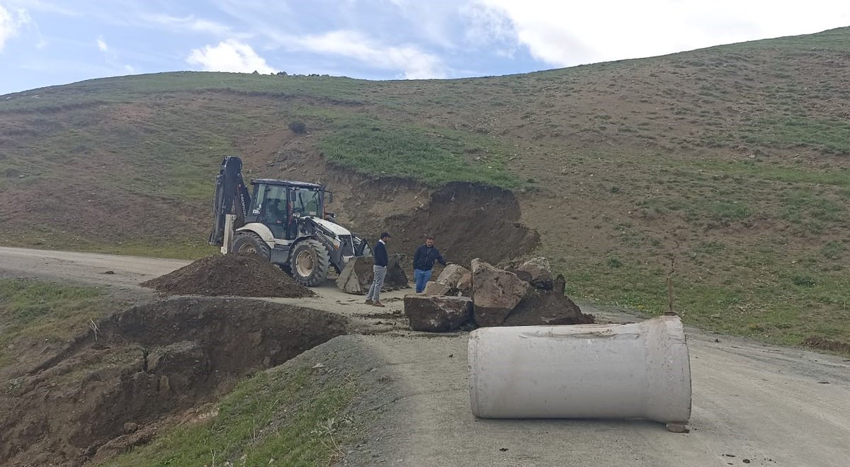 Agriozelidare's tweet photo. 📍#Hanoba ve #Balkaynak köy yolumuzda sağanak yağışların hasar verdiği noktalar ekiplerimiz tarafından giderildi. https://t.co/QcJnlXfAxb