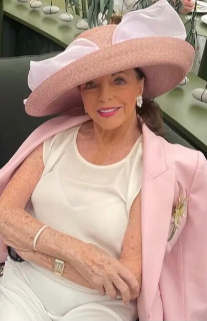 Happy 91st birthday to the ever-beautiful Dame Joan Collins, pictured looking as gorgeous as ever this week at Chelsea.

@Joancollinsdbe #JoanCollins
