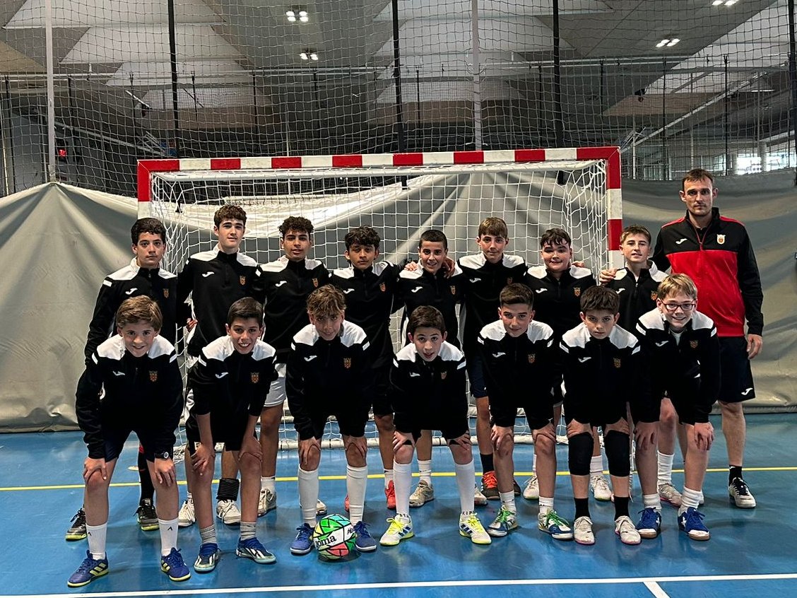 💪 La selección navarra #sub14 de #futsal también se entrenaba ayer en Larrabide.  

🎯 El combinado de <a href="/Cgaton10/">Claudia Gaton Penedo</a> y <a href="/acordon81/">alvarocordon</a> ya tiene la vista puesta en la próxima temporada.