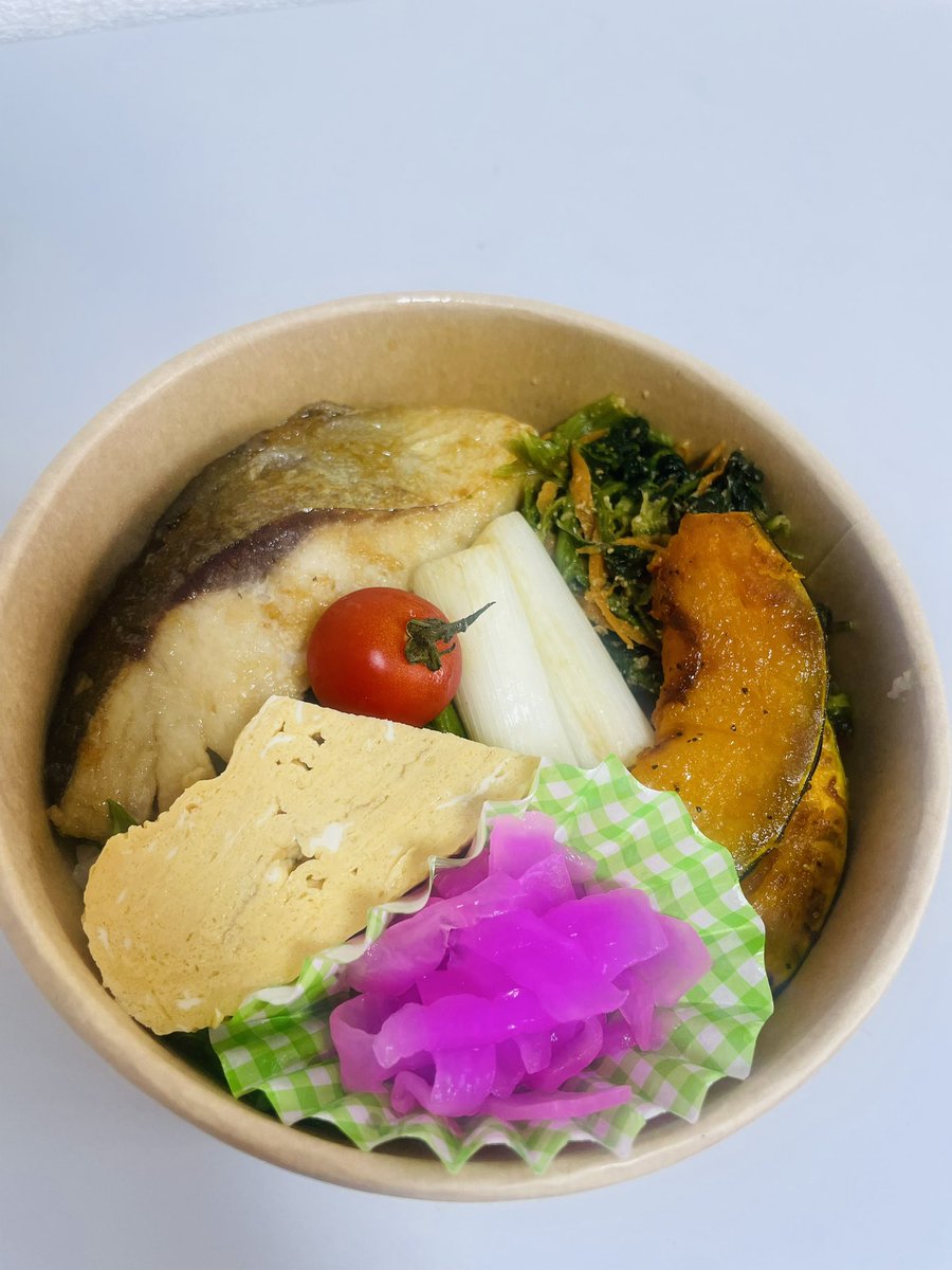 i_irushimu's tweet image. 本日も守山区役所でお弁当販売♪利用者さんが一生懸命販売してくれて無事完売😊👏
いつものお弁当に続き新しい丸型のお弁当も好評でありがとうございます✨

＃就労継続支援
＃Ｂ型
＃守山区役所
＃名古屋市