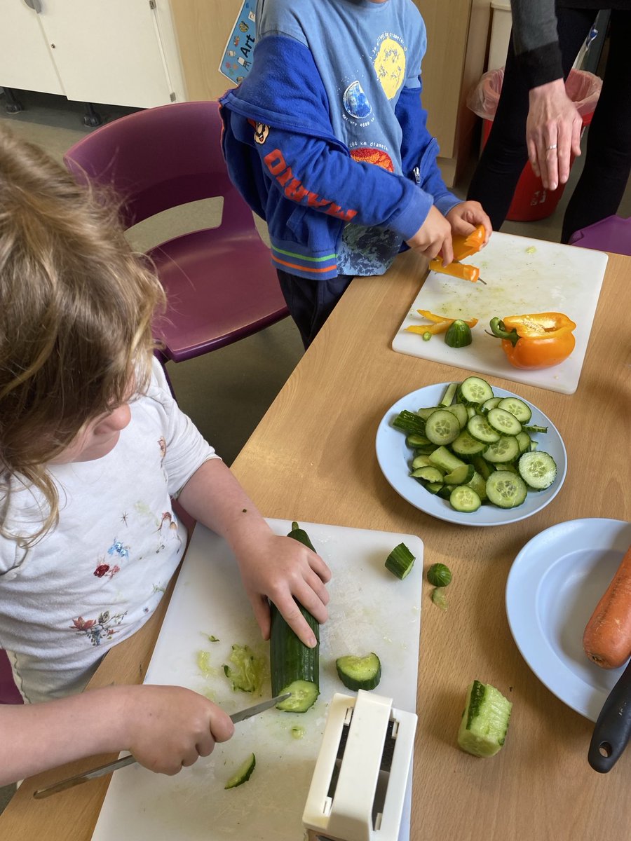 Puffins and Robins are making healthy dips. They look delicious 😋