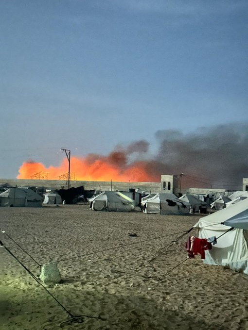 El mercado de Rafah, en llamas. Lo han incendiado cuadricópteros israelíes. El hambre como arma de guerra.