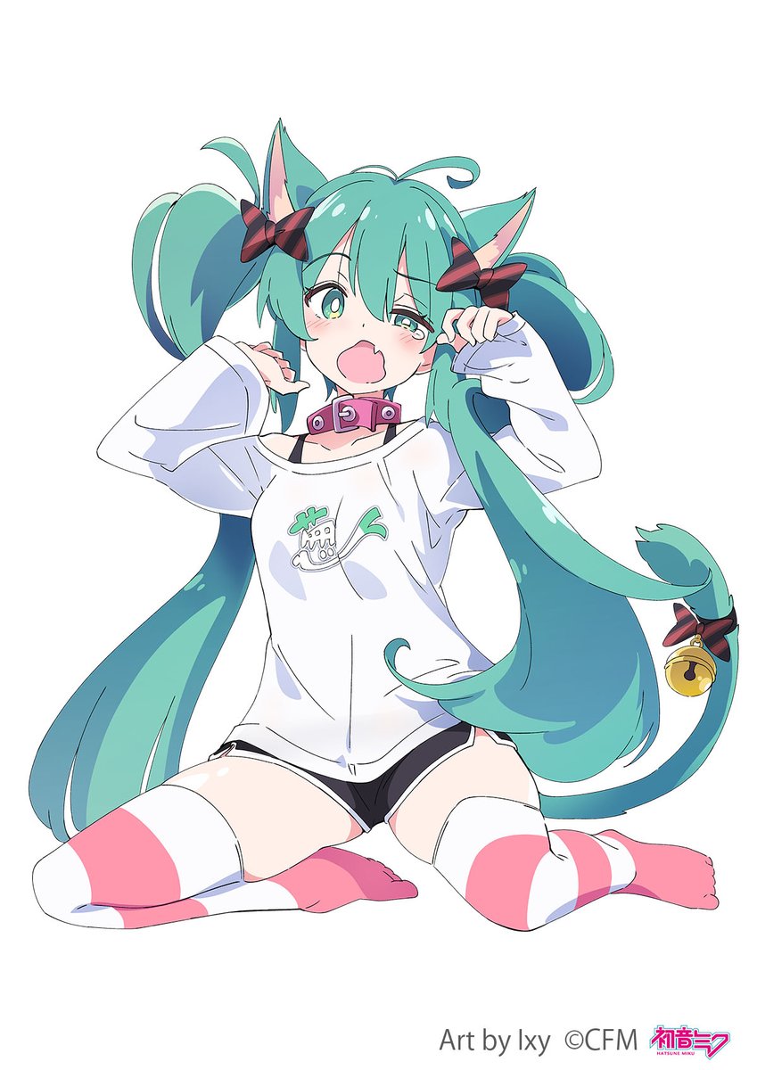 【速報‼️】Desktop Cute (デスクトップキュート)フィギュアより Ixyさん描き下ろしの『#初音ミク』が 猫耳Tシャツ姿で登場🐈 大きく口を開けた無防備な姿がとっても可愛い‼ 葱マークの入ったTシャツもポイント🎵 可愛さを身近に感じられる、座りポーズのフィギュアシリーズです✨ お楽しみに‼