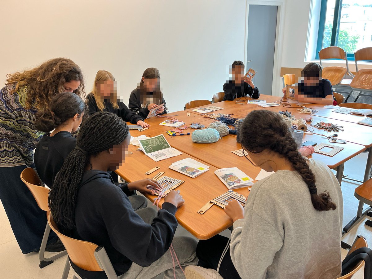 Atelier génial avec les bénévoles passionnantes de l’association <a href="/Delordslesmains/">De l’or dans les mains</a> pour les élèves de 5e.
Ici c’est Lou Cruard qui nous ébloui avec sa passion artisanal du tissage ✨🧶🧵

Les élèves sont ravis !
Super initiative !!