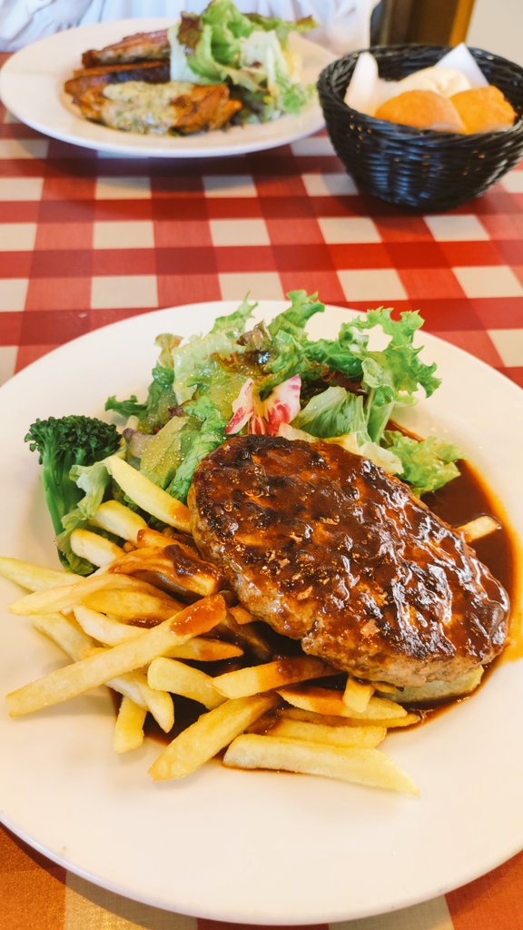 kyoko_naka0803's tweet photo. こないだ久々姉とランチへ🍴
メインにパンかライスが付いて1000円👛
かなりボリューミーでお得だった!!
お腹パンパン😋
#GARBweeks #なにわ橋 #中央公会堂 https://t.co/bvL3ewaWIJ