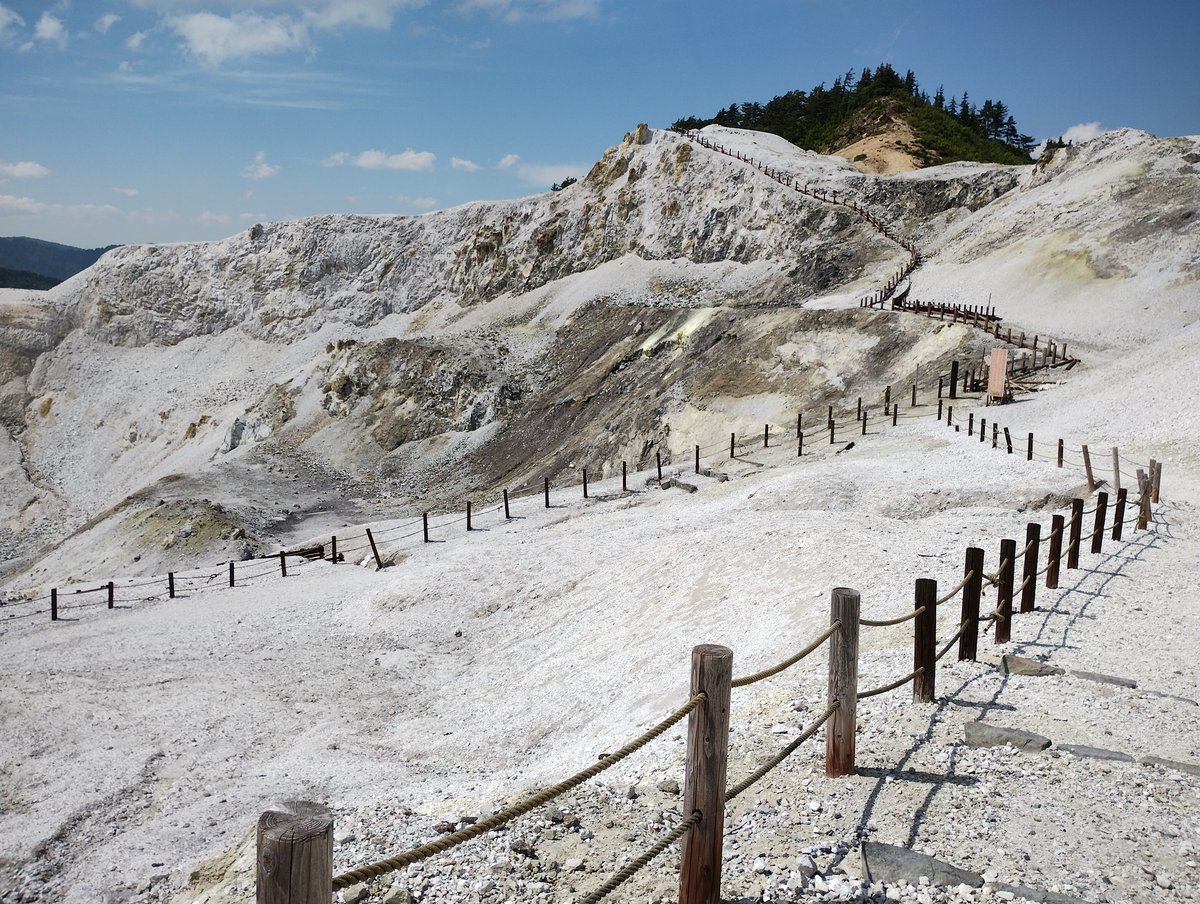 秋田県湯沢市にある川原毛地獄
青森県の恐山、富山県の立山と並ぶ日本三大霊地だそう。
これで三ヵ所制覇