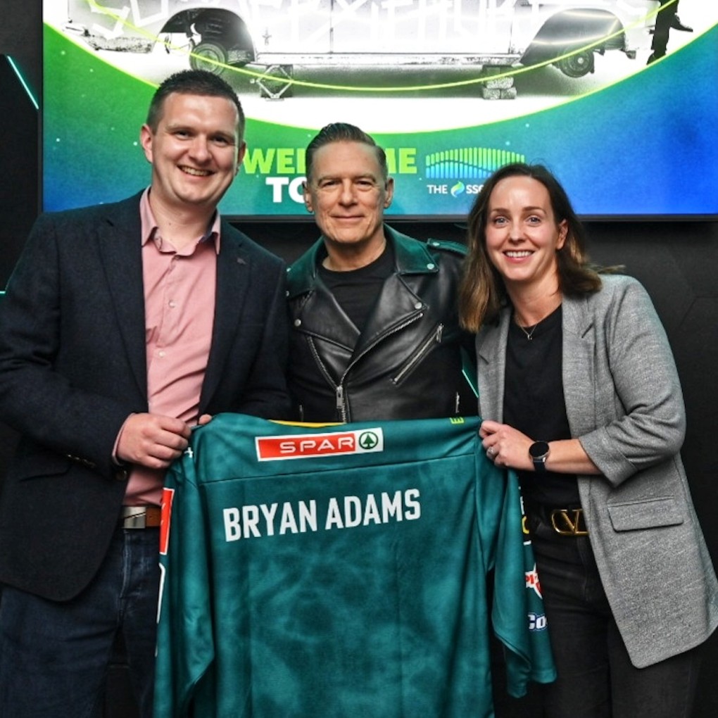 📢 SIGNING NEWS! 🗞️ Canadian forward signs for the 2024/25 season... ...Not exactly. Just superstar musician, @bryanadams, with his very own Belfast Giants jersey hand-delivered by the team at @SSEBelfastArena. 🔥 🤝 #WeAreGiants #GiantsTogether