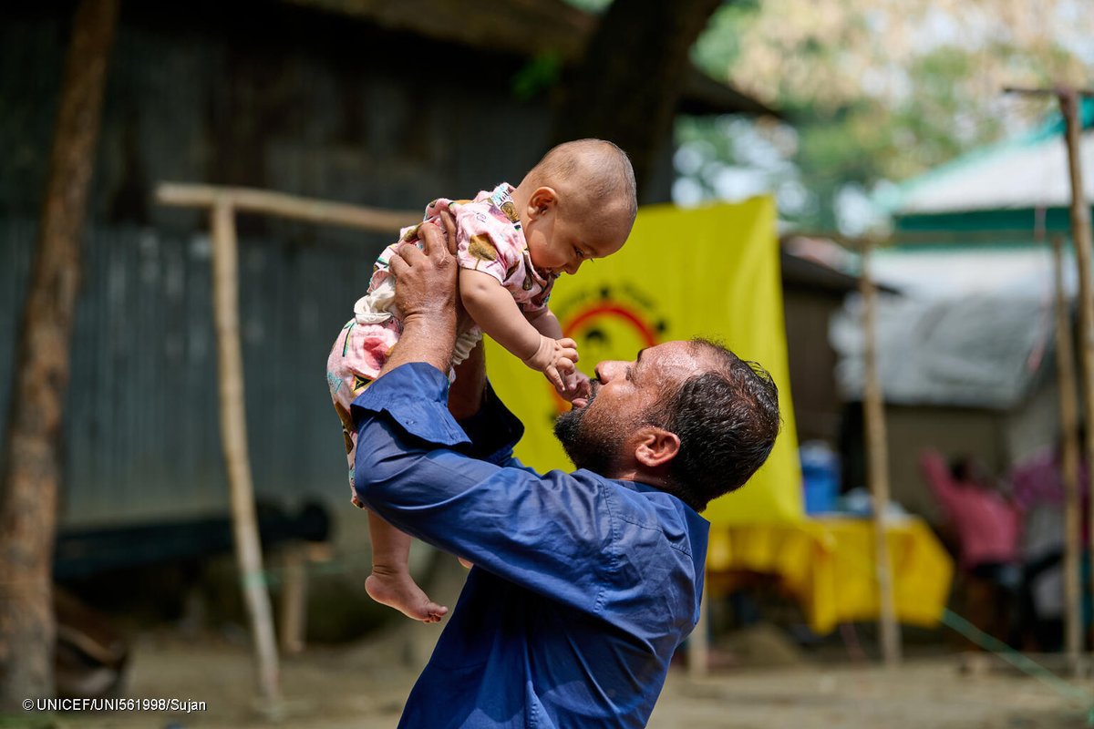 💙 خذ استراحة من التمرير لإلقاء نظرة على هذه اللحظة العائلية الجميلة في طاهيربور، #بنغلاديش. وبفضل #اليونيسف وشركائها، تتمتع هذه المنطقة النائية الآن بخدمات تحصين جيدة تحمي الأطفال بفضل اللقاحات المنقذة للحياة.
