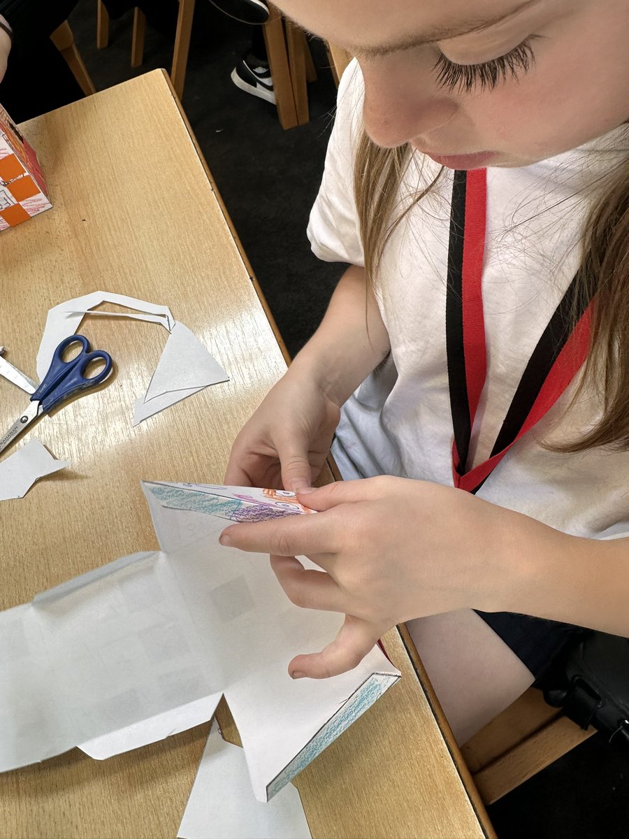 justmissali's tweet photo. Fantastic workshop yesterday with Clarke Reynolds @3dpointlism! So grateful to meet this inspiring artist and learn how to use Braille for art @WoodhillSch https://t.co/dB3krSJ3h0