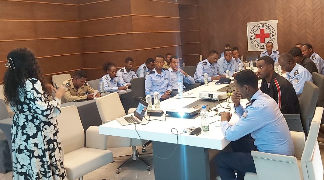 Implementing Police executive powers must follow international standards for the protection of individual rights. @ICRC with #Oromia police college & affiliated training centers, organized a two-day event for 20 police trainers as part of continuous professional training.