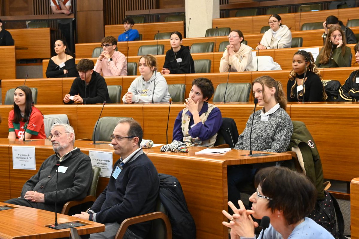 🇪🇺 Joli mois de l'Europe #3
"Et si j'étais député européen ?" :
La rectrice <a href="/CDrucker_Godard/">Carole Godard</a> ouvre une grande simulation du Parlement #Européen organisée par la Maison de l'<a href="/EuropeLimousin/">EuropeLimousin</a> et destinée à des lycéens de Corrèze, Creuse, Haute-Vienne et Nord-Dordogne.