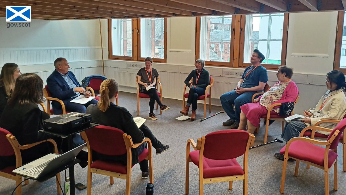 Housing Minister @PaulMcLennan7 met with @capsadvocacy's Lothian Voices group to hear from people with lived experience of mental health issues. The group presented the findings of their annual conference, which focussed on housing and homelessness.