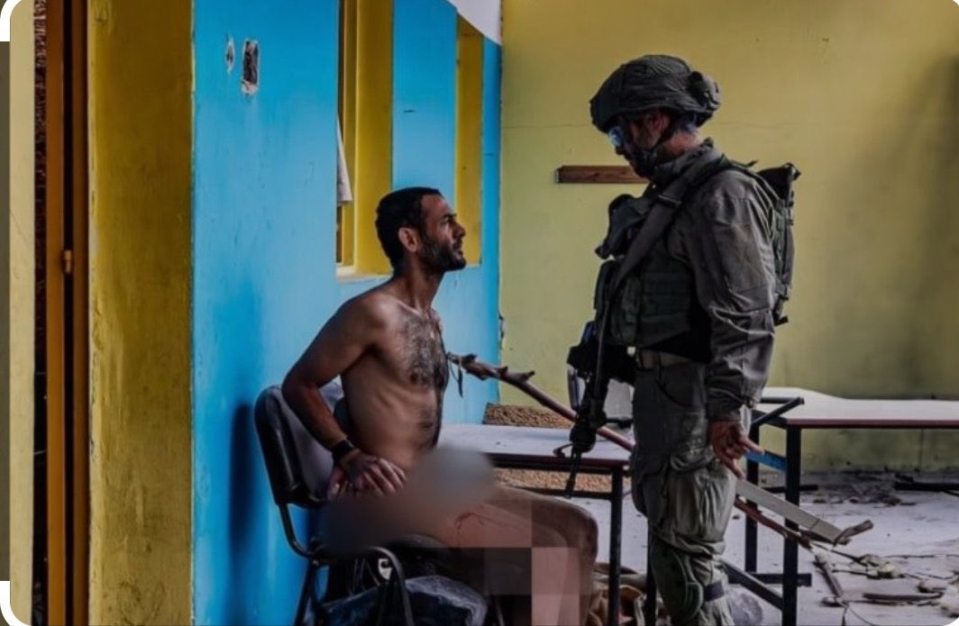 SilentlySirs's tweet image. A million-dollar news 💵💵

Remember the officer who was seen stripping a Palestinian prisoner in #Gaza? He is one of the three killed by the terrifying #Qassam sniper in #BeitHanoun. 

Mystery... The selfie puzzles the Israeli army. Every soldier who took a selfie humiliating