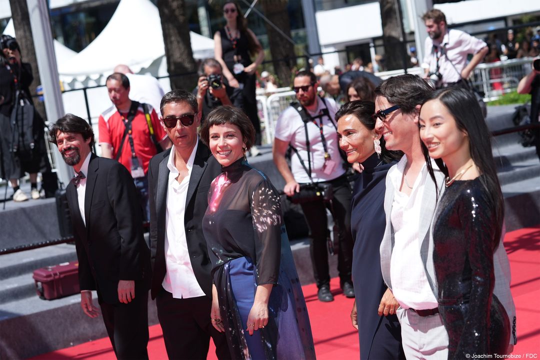 🌏 GRAND TOUR premiere in Competition at @Festival_Cannes! Miguel Gomes hits the red carpet with his team and actors Gonçalo Waddington, Crista Alfaiate, and Lang Khê Tran. 👏 #Cannes2024 📸: ©Victor Boyko, ©Kristy Sparrow / Getty Images, ©Joachim Tourebize / FDC