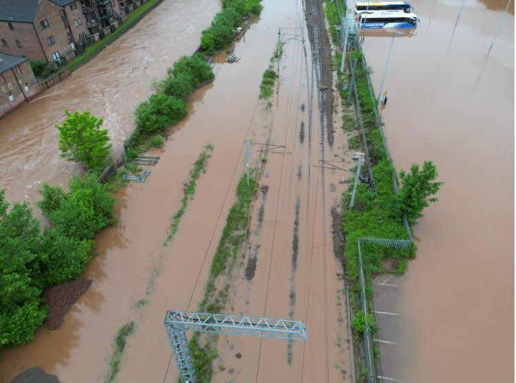 ⚠️Flood Warning ⚠️ 🌧️ Heavy rain has caused flooding across the region meaning trains can’t run north of #Carlisle Our teams are closely monitoring the situation and working hard to get services moving again 👷‍♀️ Please check @nationalrailenq for the latest travel info 📲