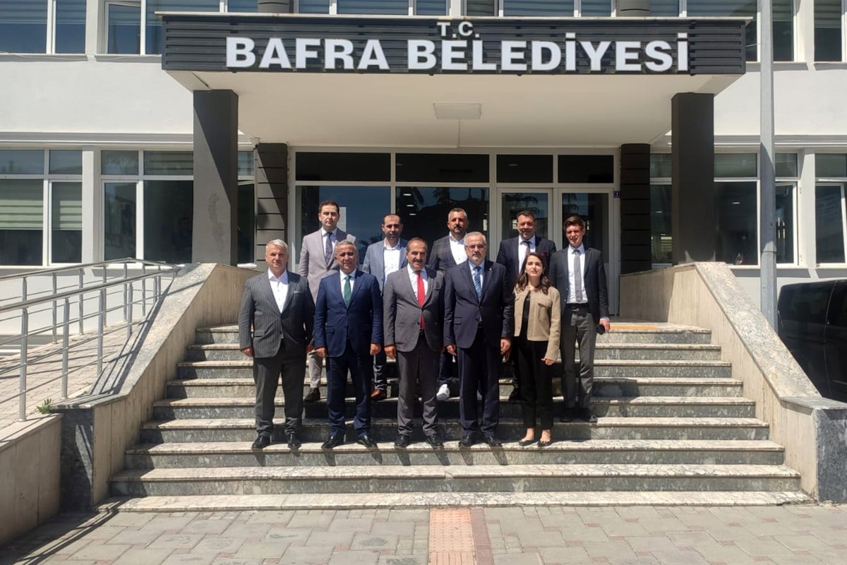 egeihracatci's tweet photo. Ege Yaş Meyve Sebze İhracatçıları Birliğimiz, Koordinatör Başkan Yardımcımız ve EYMSİB Başkanımız Hayrettin Uçak, EYMSİB YK Üyeleri ve EYMSİB üye firma temsilcilerinden oluşan bir heyet ile Samsun'da bir dizi ziyaretler gerçekleştirdi. Samsun Valisi Orhan Tavlı’nın davetiyle düzenlenen ziyaretlerde gerçekleştirilebilecek iş birlikleri görüşüldü.

Samsun Valisi Orhan Tavlı’nın ev sahipliği yaptığı ziyarette; Bafra Kaymakamı Cevdet Ertürkmen, Bafra Belediye Başkanı Hamit Kılıç, Samsun İl Tarım ve Orman Müdürü İbrahim Sağlam, Bafra İlçe Tarım ve Orman Müdürü Mehmet Güreş, Bafra Ticaret Borsası Başkanı Tarık Erol, Bafra Ziraat Odası Başkanı Osman Tosuner, Samsun Bafra Tarıma Dayalı İhtisas (SERA) Organize Sanayi Bölgesi Müdürü Hamit Bozer, Egeli İhracatçılara Bafra TDİOSB ve Samsun’un yaş meyve sebze ve meyve sebze mamulleri üretim potansiyeli hakkında bilgi verdiler.

Ege Bölgesi’nin meyve sebze sektöründe yüz yıllara dayanan üretim ve ihracat deneyimi olduğunu belirten Koordinatör Başkan Yardımcımız ve EYMSİB Başkanı Hayrettin Uçak, "Deneyimlerimizi Samsun’la paylaşmak, Samsun’un güzel uygulamalarını İzmir’de hayata geçirmek için Samsun’a geldik. Bu iki kadim şehir arasındaki iş birliği Türk tarımına ve tarım ürünleri ihracatımıza pozitif katkılar sağlayacak. Bugün kurulan ilişkiyi önümüzdeki süreçte artarak devam edecek” şeklinde konuştu.

Taze meyve sebze ve meyve sebze mamulleri sektörleri son 1 yılda Türkiye’ye 6 milyar $ kazandırırken, bu ihracata Egeli ihracatçılar 1 milyar 350 milyon $'lık katkı sağladı. İzmirli ihracatçılar yıllık 339 milyon $ bitkisel ürün ihracatı yapan Samsun’un kısa vadede 1 milyar $ ihracat yapması için çaba gösterecek.

#meyve #sebze #tarım #ziraat #samsun #ihracat #ticaret #ihracatlabüyüyoruz