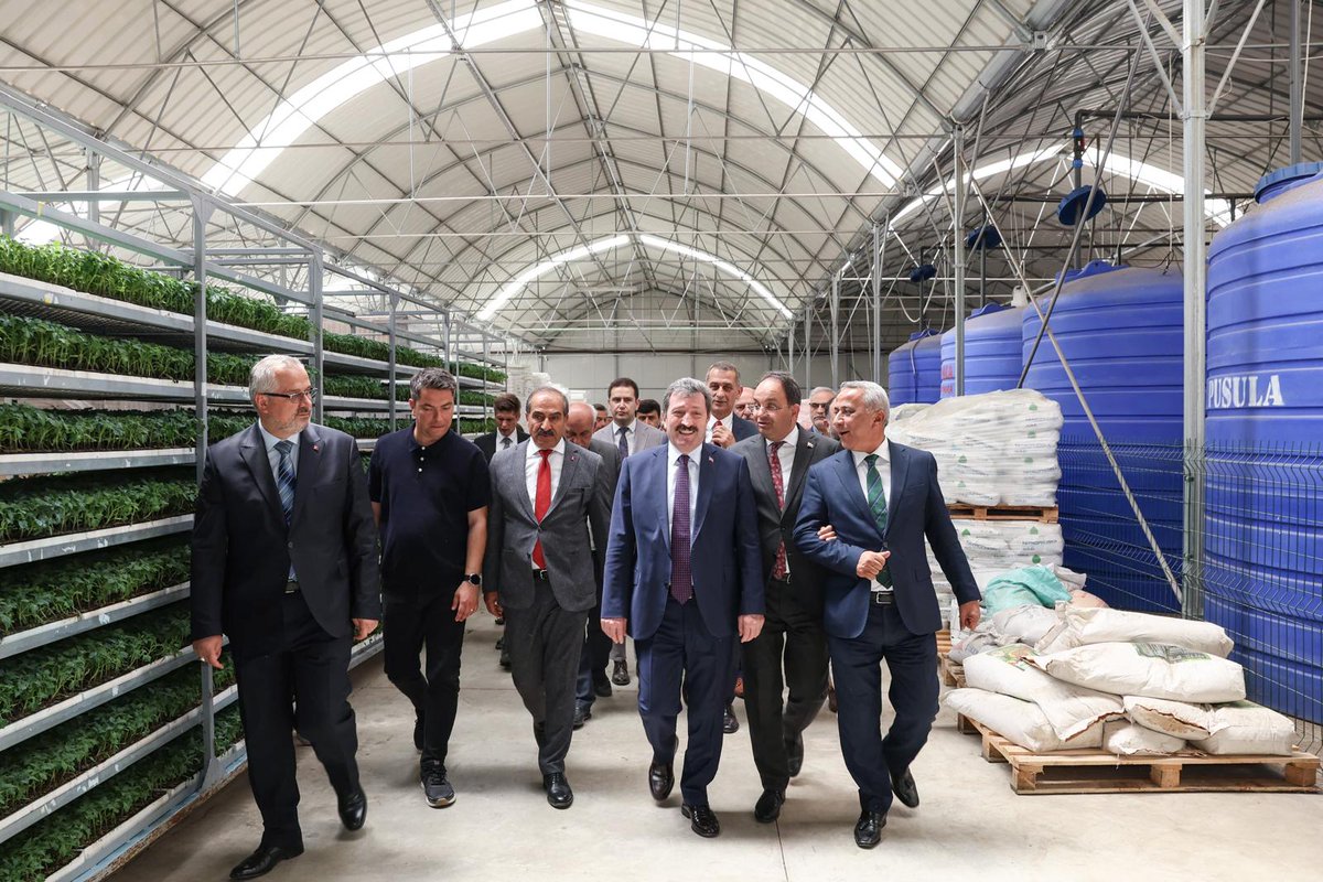 egeihracatci's tweet photo. Ege Yaş Meyve Sebze İhracatçıları Birliğimiz, Koordinatör Başkan Yardımcımız ve EYMSİB Başkanımız Hayrettin Uçak, EYMSİB YK Üyeleri ve EYMSİB üye firma temsilcilerinden oluşan bir heyet ile Samsun'da bir dizi ziyaretler gerçekleştirdi. Samsun Valisi Orhan Tavlı’nın davetiyle düzenlenen ziyaretlerde gerçekleştirilebilecek iş birlikleri görüşüldü.

Samsun Valisi Orhan Tavlı’nın ev sahipliği yaptığı ziyarette; Bafra Kaymakamı Cevdet Ertürkmen, Bafra Belediye Başkanı Hamit Kılıç, Samsun İl Tarım ve Orman Müdürü İbrahim Sağlam, Bafra İlçe Tarım ve Orman Müdürü Mehmet Güreş, Bafra Ticaret Borsası Başkanı Tarık Erol, Bafra Ziraat Odası Başkanı Osman Tosuner, Samsun Bafra Tarıma Dayalı İhtisas (SERA) Organize Sanayi Bölgesi Müdürü Hamit Bozer, Egeli İhracatçılara Bafra TDİOSB ve Samsun’un yaş meyve sebze ve meyve sebze mamulleri üretim potansiyeli hakkında bilgi verdiler.

Ege Bölgesi’nin meyve sebze sektöründe yüz yıllara dayanan üretim ve ihracat deneyimi olduğunu belirten Koordinatör Başkan Yardımcımız ve EYMSİB Başkanı Hayrettin Uçak, "Deneyimlerimizi Samsun’la paylaşmak, Samsun’un güzel uygulamalarını İzmir’de hayata geçirmek için Samsun’a geldik. Bu iki kadim şehir arasındaki iş birliği Türk tarımına ve tarım ürünleri ihracatımıza pozitif katkılar sağlayacak. Bugün kurulan ilişkiyi önümüzdeki süreçte artarak devam edecek” şeklinde konuştu.

Taze meyve sebze ve meyve sebze mamulleri sektörleri son 1 yılda Türkiye’ye 6 milyar $ kazandırırken, bu ihracata Egeli ihracatçılar 1 milyar 350 milyon $'lık katkı sağladı. İzmirli ihracatçılar yıllık 339 milyon $ bitkisel ürün ihracatı yapan Samsun’un kısa vadede 1 milyar $ ihracat yapması için çaba gösterecek.

#meyve #sebze #tarım #ziraat #samsun #ihracat #ticaret #ihracatlabüyüyoruz