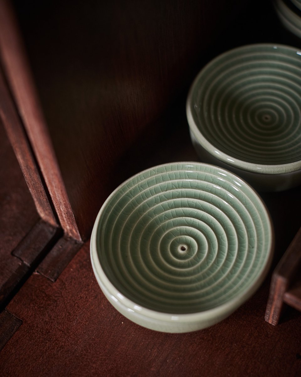 유약의 배합과 가마의 온도, 바람에 의해 변화하는 예민하고 섬세한 작업이 수반되는 도예는 온 과정을 자연과 함께 하는 일과 같습니다. 
영월에서 작업 중인 최진호 도예가는 이 모든 상황 속에서 집중하며 변화를 잃지 않아야만 좋은 작업이 가능하다고 말합니다
©Hanok magazine ©APC