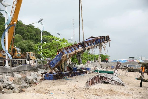 As we first reported yesterday through several reels, #Pattaya City has taken action and removed multiple shipwrecks on the beach at Bali Hai after saying the owners had ignored multiple requests to do so. 

thepattayanews.com/2024/05/23/pat…