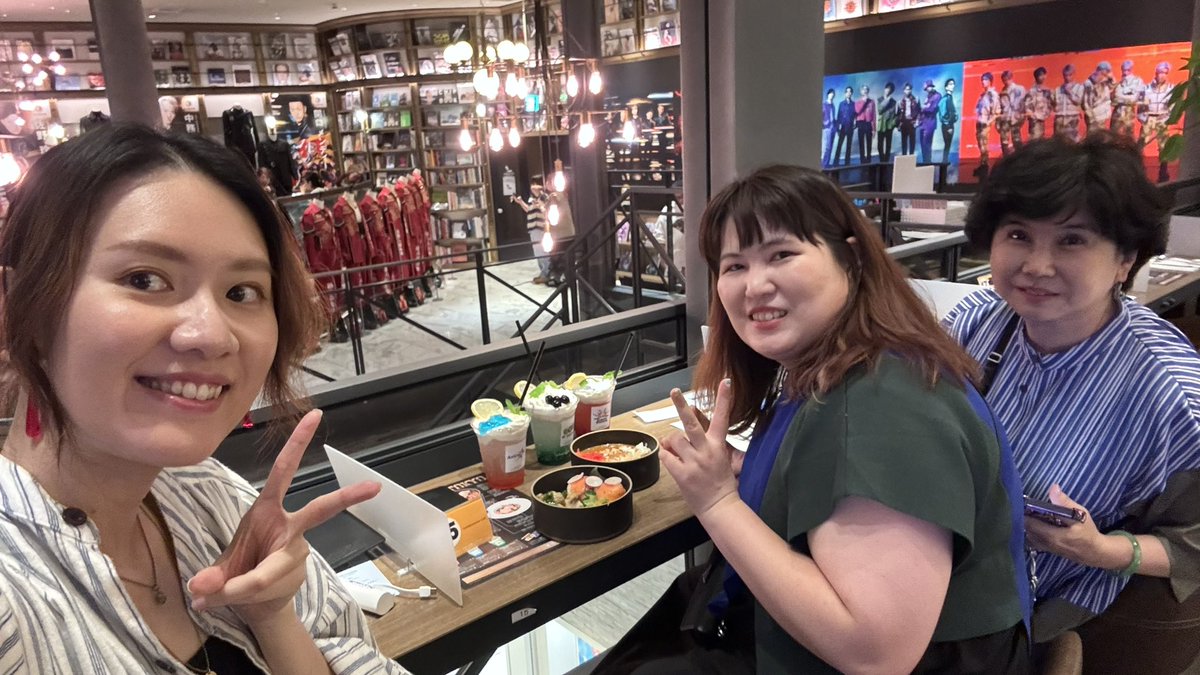 hasukathy's tweet photo. でも実はw
また台湾の友達とおママに会ったw
今年何回目なのかな
次はたぶん台湾に会うかなw
あの特典wまさか全集類ゲットしまったw
デカすぎw
#BATTLEOFTOKYO
#EXFAMILY
#LDHFAMILY
#HaSuの旅 https://t.co/ihcOijnAWV