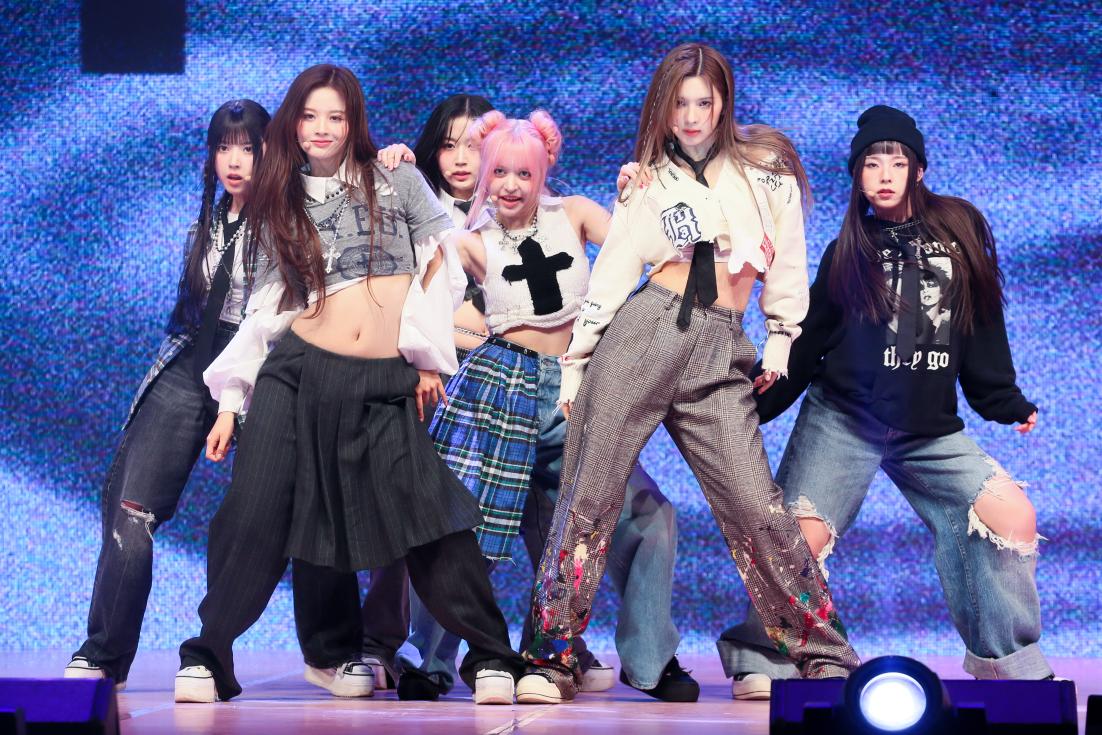 KpopArchiver's tweet photo. 230320 SHOWCASE
230711 SHOWCASE
NMIXX's photos have just been released! These are exclusively for my post. Feel free to enjoy and save them, but please do not use them for commercial purposes😉
#NMIXX #NSWER #SHOWCASE #LoveMeLikeThis #PARTYOCLOCK https://t.co/dPBSgjCLNZ