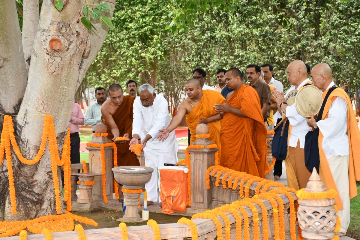 बुद्ध पूर्णिमा के अवसर पर 1 अणे मार्ग स्थित आवास पर बौद्ध शिला तथा बोधिवृक्ष की पूजा-अर्चना की।