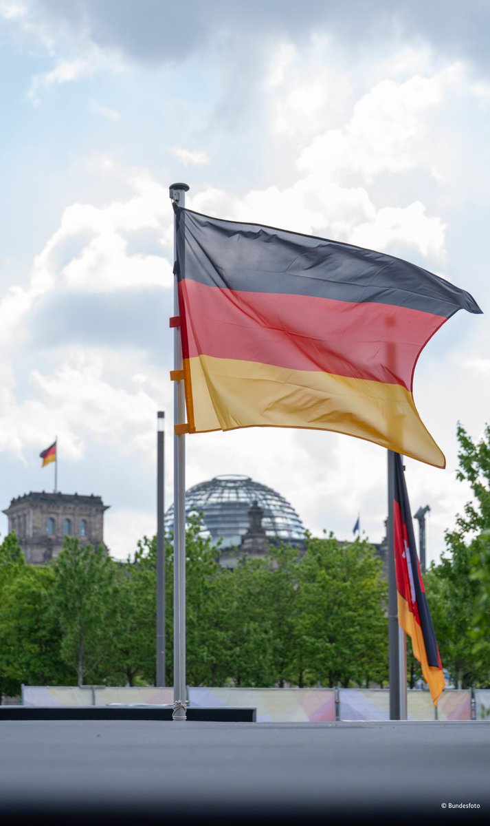 🇩🇪Gleichheit, Freiheit, Meinungsvielfalt: Wir feiern 75 Jahre #Grundgesetz. Anlässlich der Verkündung des Grundgesetzes für die Bundesrepublik Deutschland findet heute in Berlin ein #Staatsakt statt. #75JahreGG
Live hier: zdf.de/live-tv