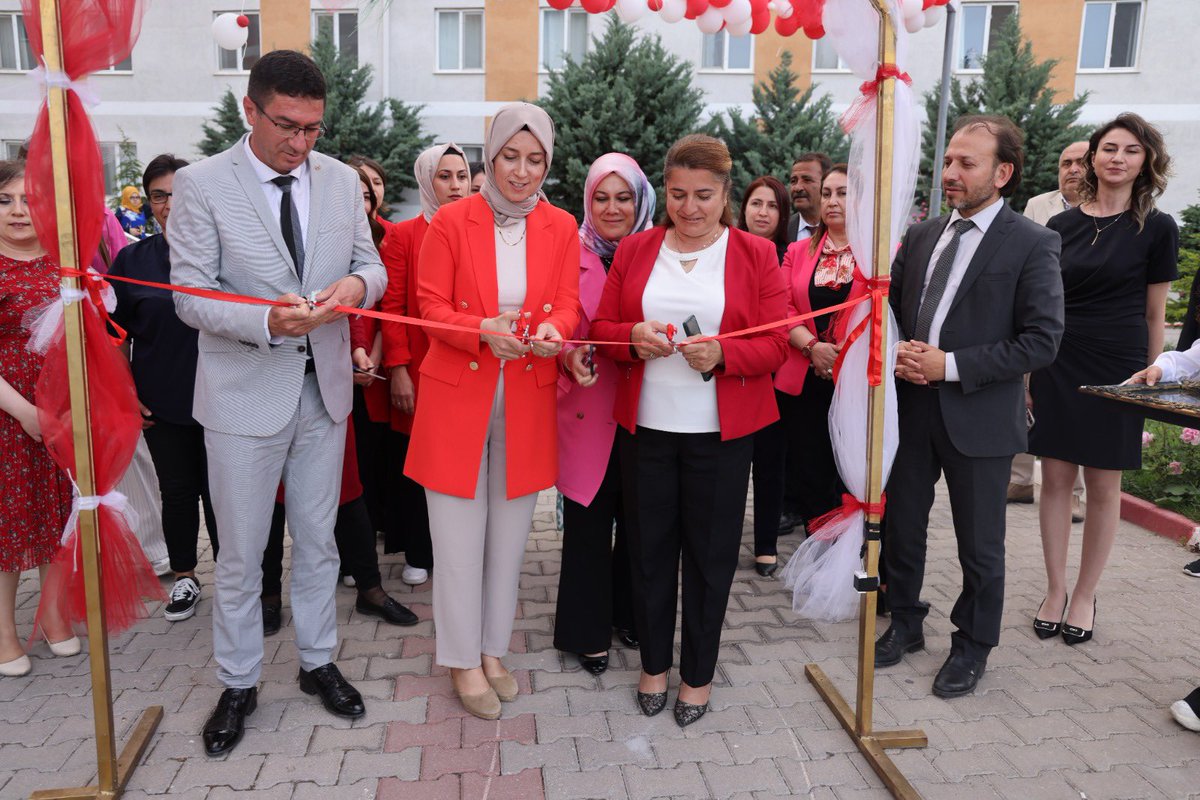 NigdeValiligi's tweet photo. Valimiz Sayın Cahit ÇELİK'in eşi Nermin ÇELİK Hanımefendinin katılımlarıyla, Niğde Gençlik ve Spor İl Müdürlüğü’ne bağlı Sultan 2. Kılıçarslan Yurdunda düzenlenen “Kültür ve Sanat Sokağı” açılışı gerçekleştirildi. 

Ardından Hanımefendi Sultan 2. Kılıçarslan Yurdu öğrencileri tarafından açılan El Sanatları Sergisini ziyaret etti.
