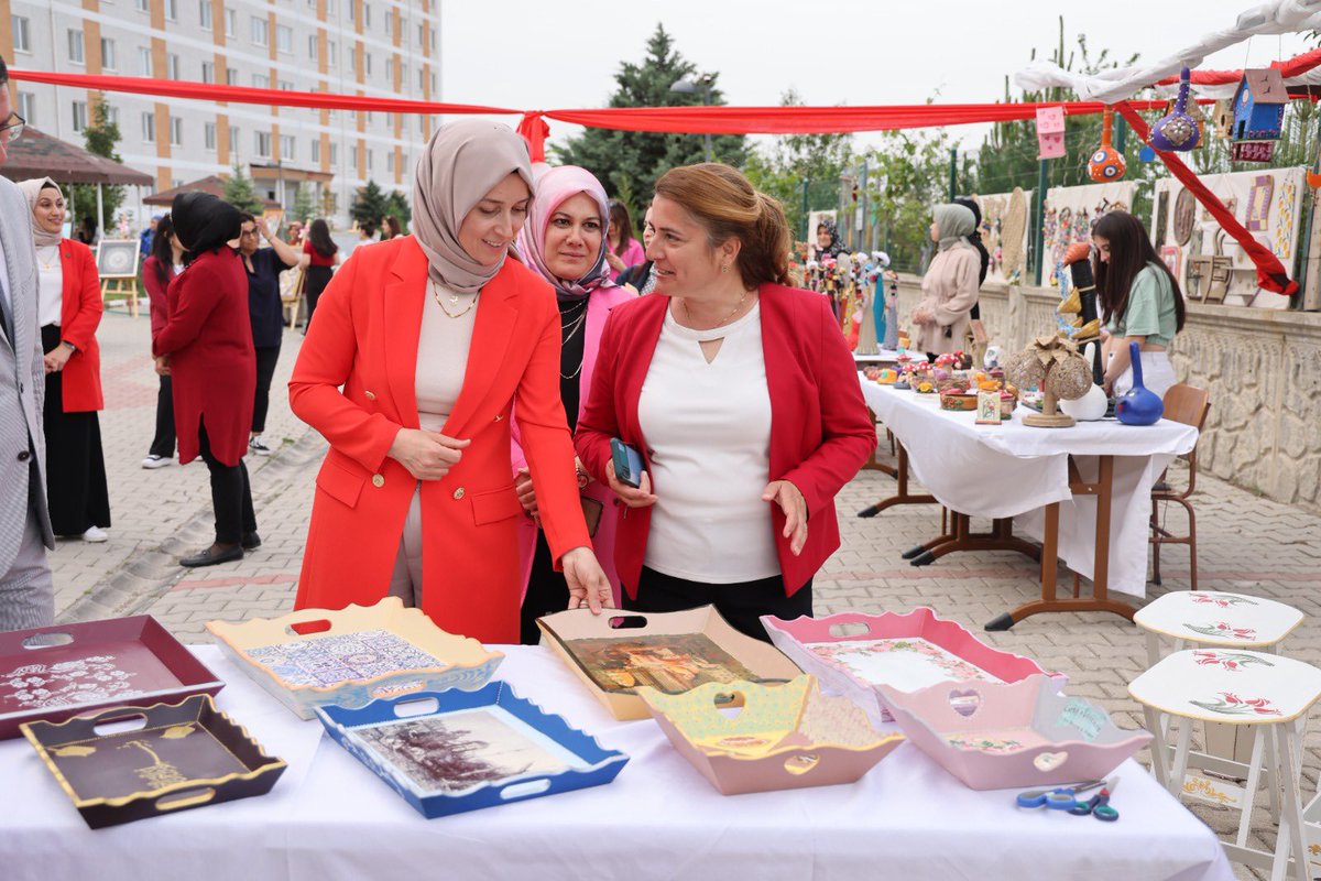 NigdeValiligi's tweet photo. Valimiz Sayın Cahit ÇELİK'in eşi Nermin ÇELİK Hanımefendinin katılımlarıyla, Niğde Gençlik ve Spor İl Müdürlüğü’ne bağlı Sultan 2. Kılıçarslan Yurdunda düzenlenen “Kültür ve Sanat Sokağı” açılışı gerçekleştirildi. 

Ardından Hanımefendi Sultan 2. Kılıçarslan Yurdu öğrencileri tarafından açılan El Sanatları Sergisini ziyaret etti.
