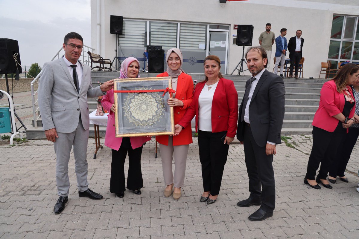 NigdeValiligi's tweet photo. Valimiz Sayın Cahit ÇELİK'in eşi Nermin ÇELİK Hanımefendinin katılımlarıyla, Niğde Gençlik ve Spor İl Müdürlüğü’ne bağlı Sultan 2. Kılıçarslan Yurdunda düzenlenen “Kültür ve Sanat Sokağı” açılışı gerçekleştirildi. 

Ardından Hanımefendi Sultan 2. Kılıçarslan Yurdu öğrencileri tarafından açılan El Sanatları Sergisini ziyaret etti.